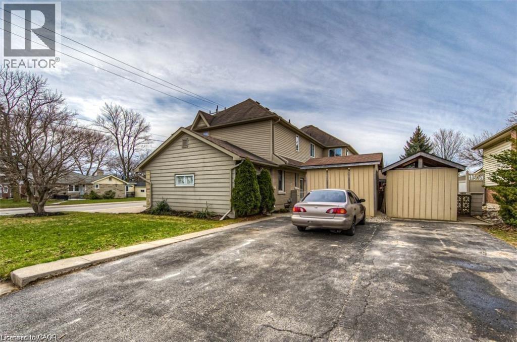 Asphalt driveway with ample parking space - 716 Westminster Drive S Unit# Lower, Cambridge, ON - Outdoor