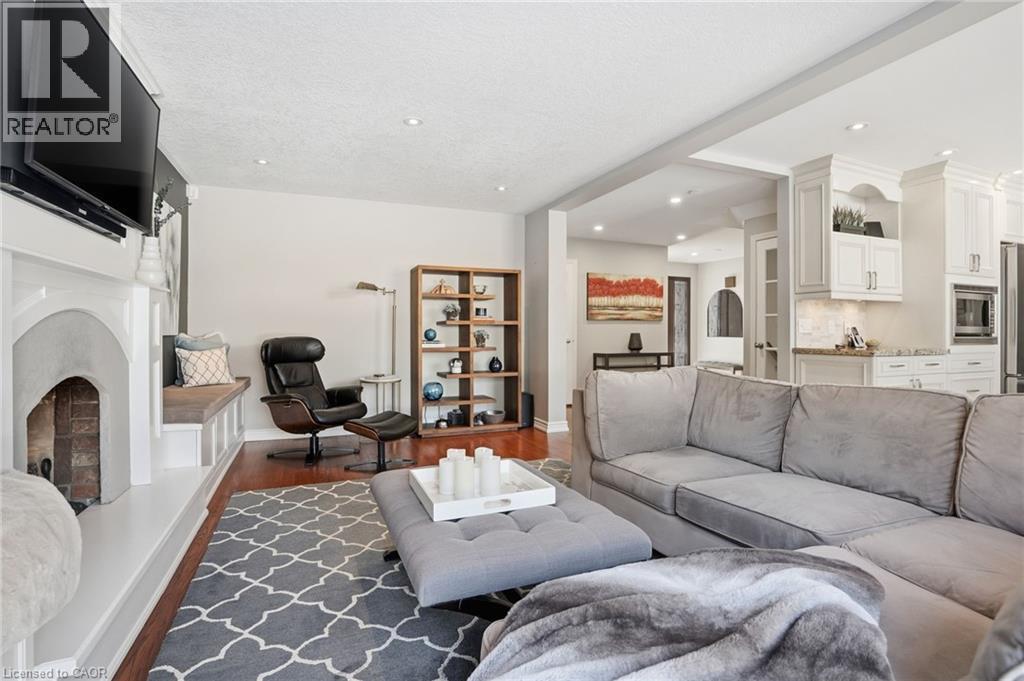 1765 Featherston Court, Mississauga, ON - Indoor Photo Showing Living Room