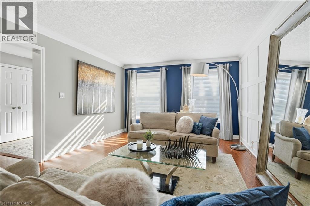 1765 Featherston Court, Mississauga, ON - Indoor Photo Showing Living Room