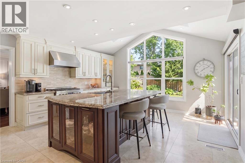 1765 Featherston Court, Mississauga, ON - Indoor Photo Showing Kitchen With Upgraded Kitchen