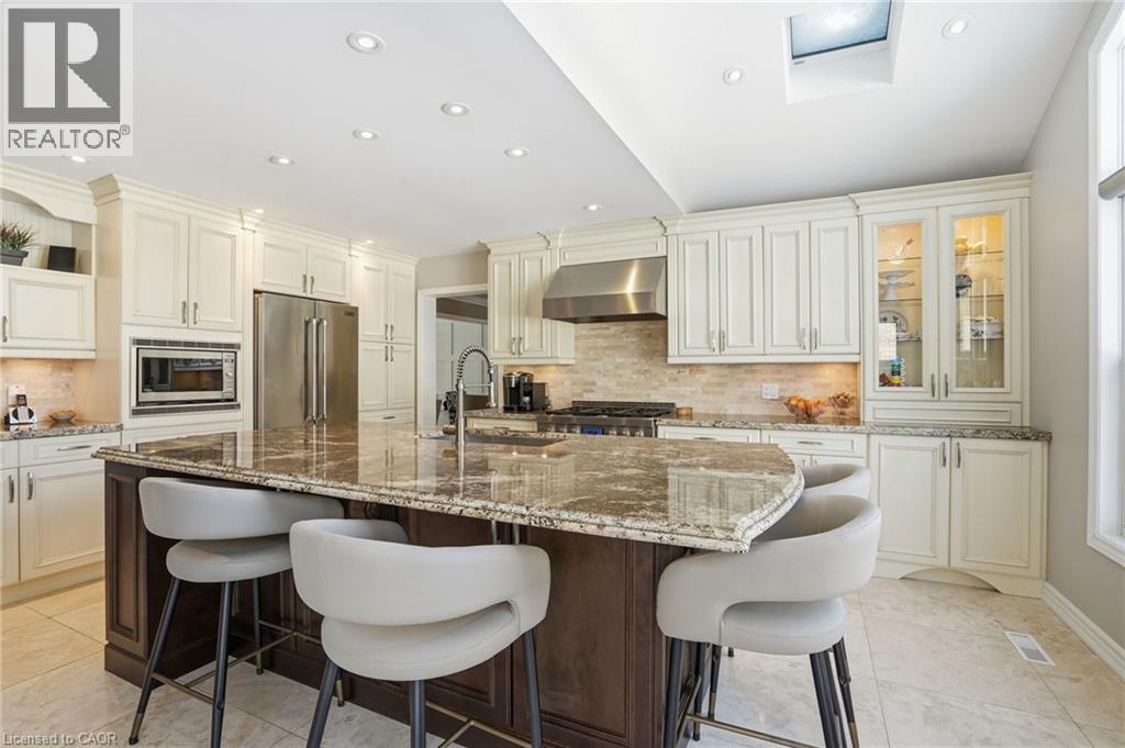 1765 Featherston Court, Mississauga, ON - Indoor Photo Showing Kitchen With Upgraded Kitchen