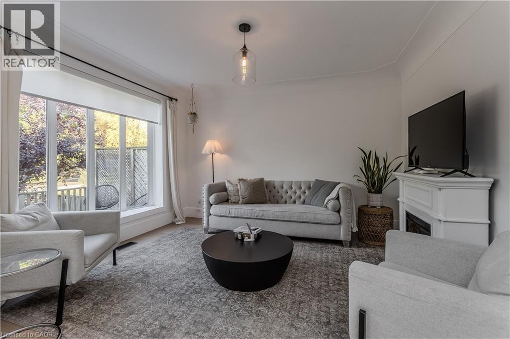 333 St Paul Street, Burlington, ON - Indoor Photo Showing Living Room