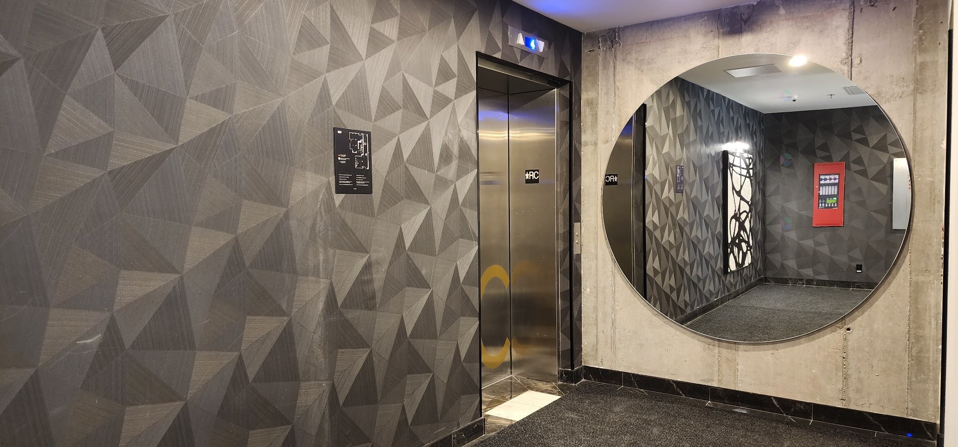 Elevator - 303-1 Av. Viger O., Montréal (Ville-Marie), QC - Indoor Photo Showing Bathroom