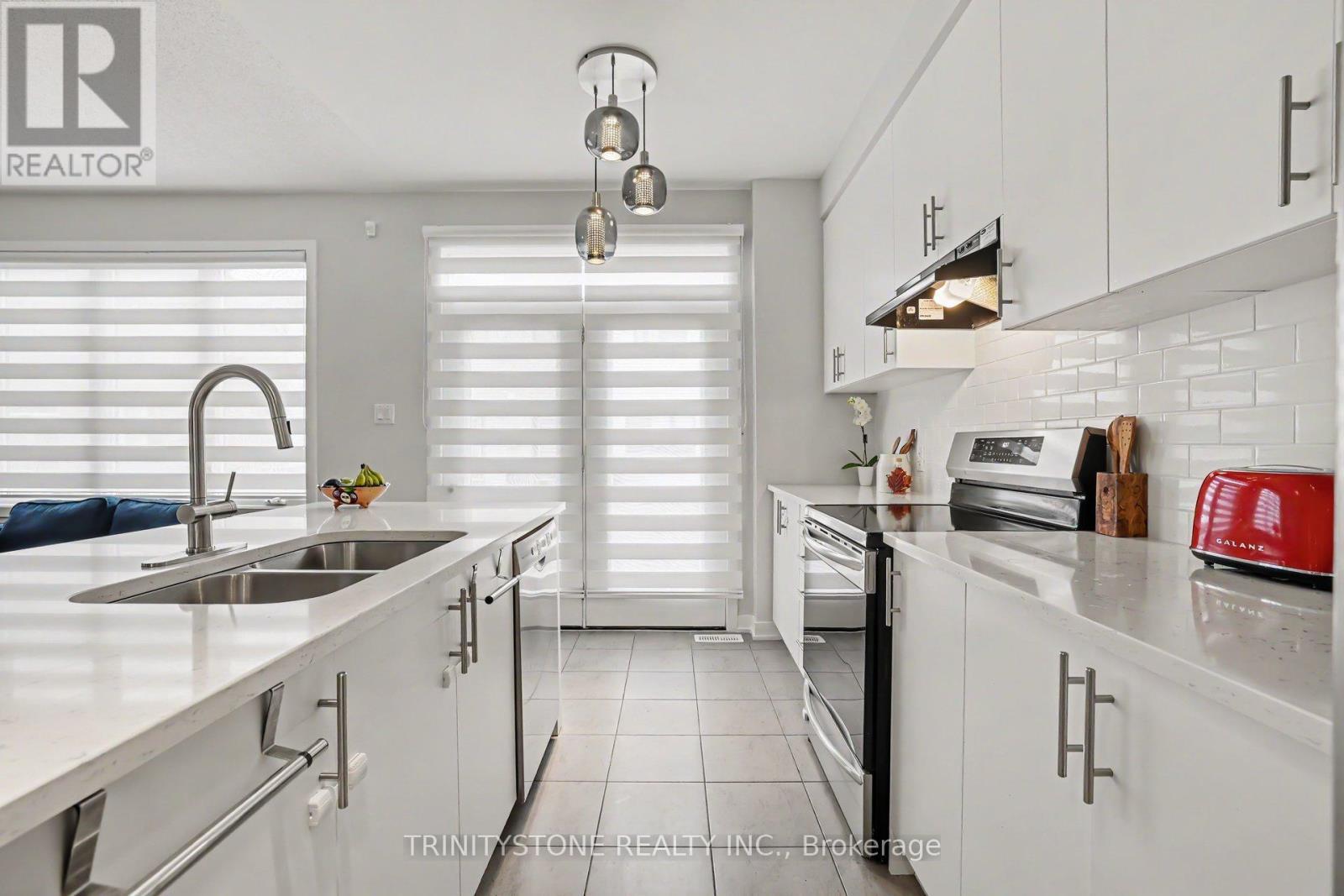 225 Billrian Crescent, Ottawa, ON - Indoor Photo Showing Kitchen With Double Sink With Upgraded Kitchen