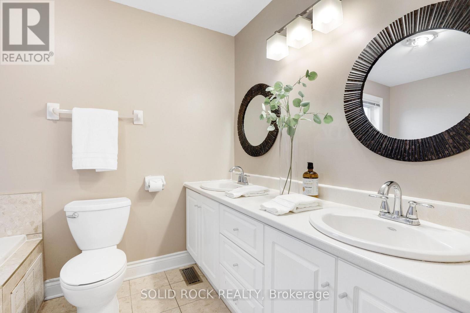 Ensuite off primary bedroom - 45 Basswood Avenue, Ottawa, ON - Indoor Photo Showing Bathroom