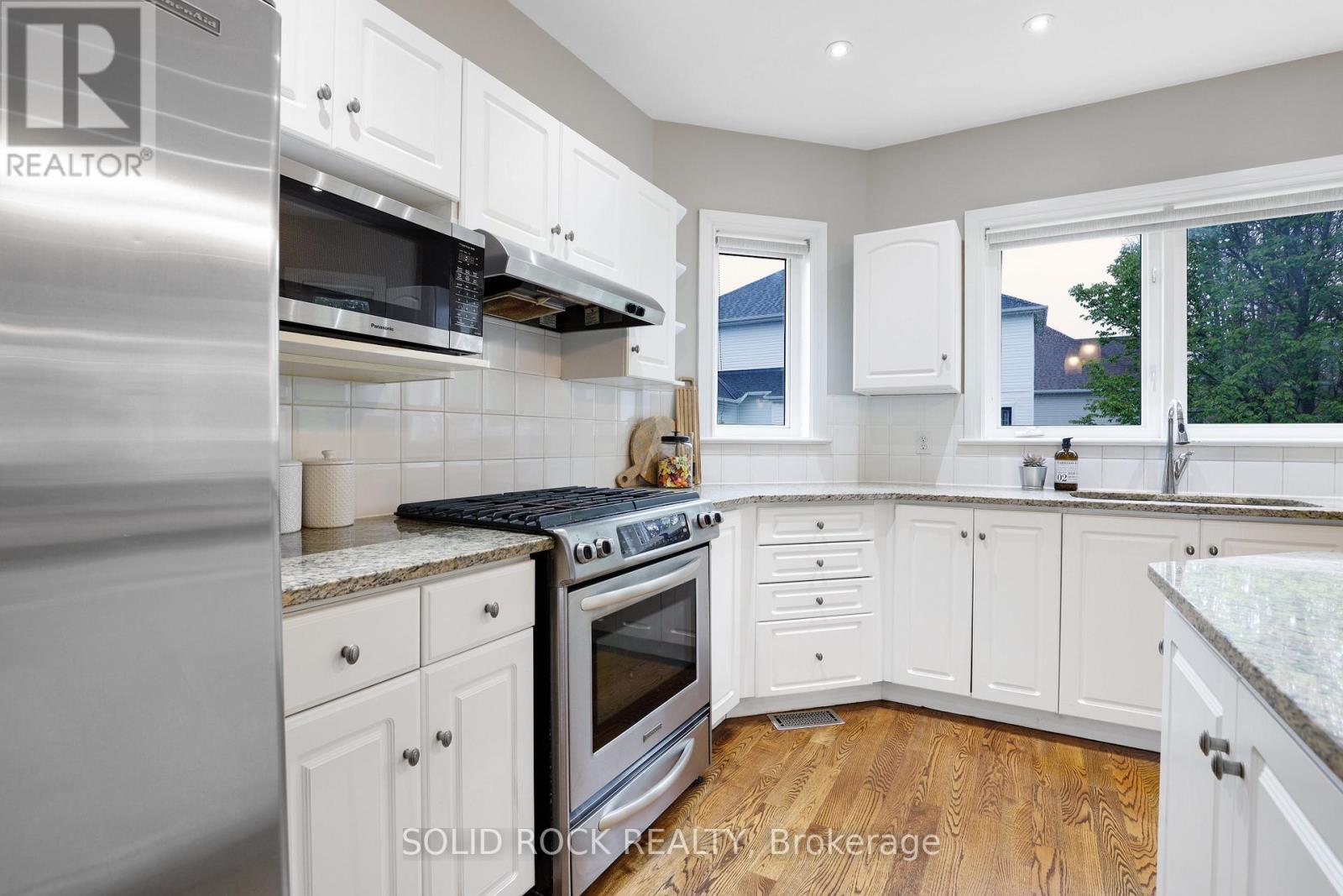 Gas stove! - 45 Basswood Avenue, Ottawa, ON - Indoor Photo Showing Kitchen With Upgraded Kitchen