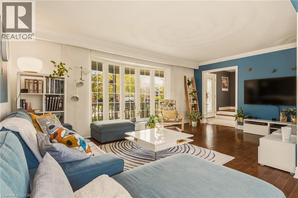 66 Skyline Drive, Dundas, ON - Indoor Photo Showing Living Room