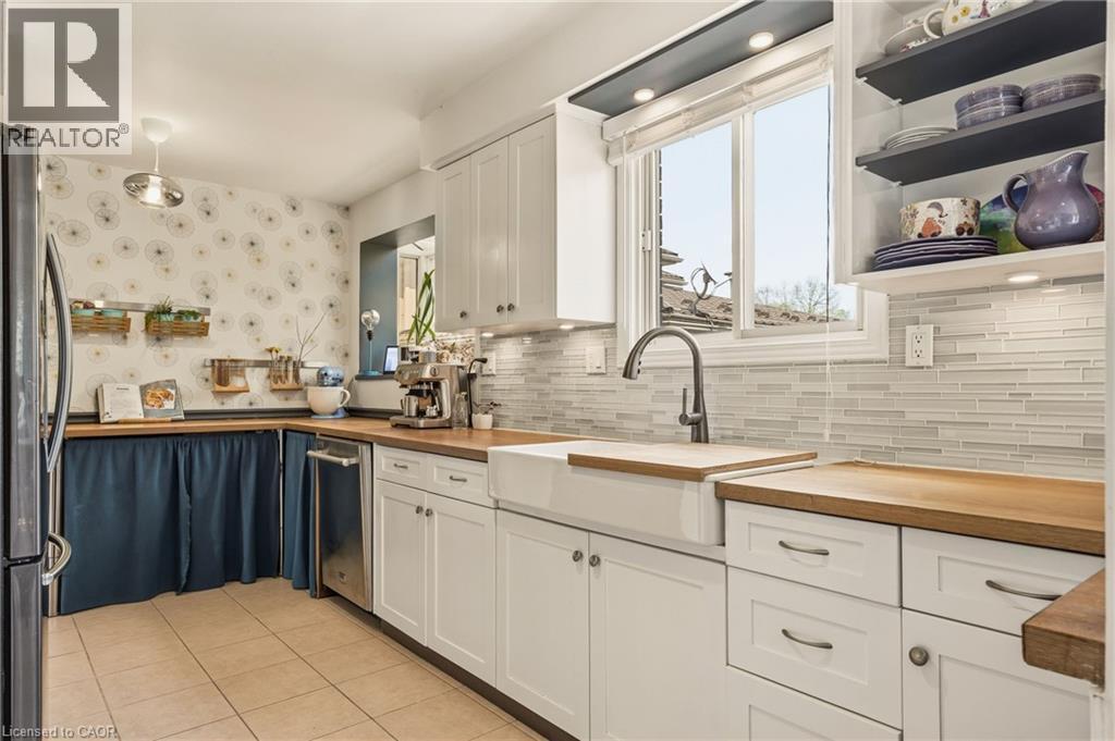 66 Skyline Drive, Dundas, ON - Indoor Photo Showing Kitchen