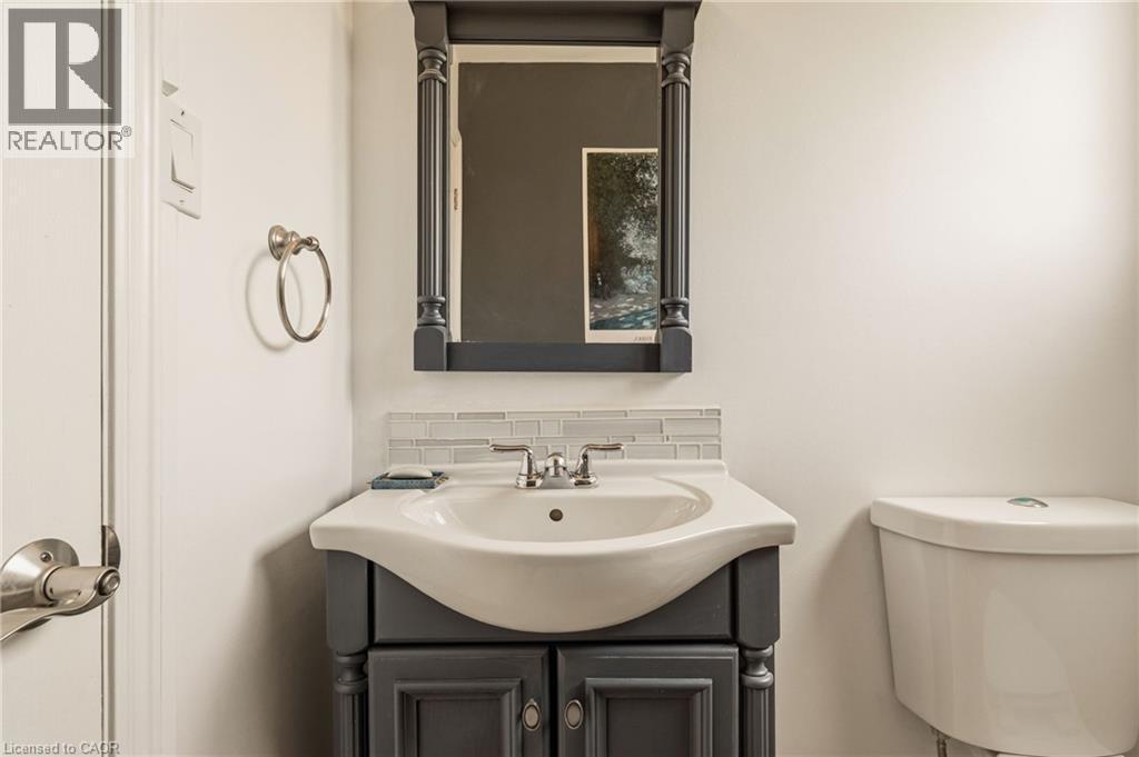 66 Skyline Drive, Dundas, ON - Indoor Photo Showing Bathroom