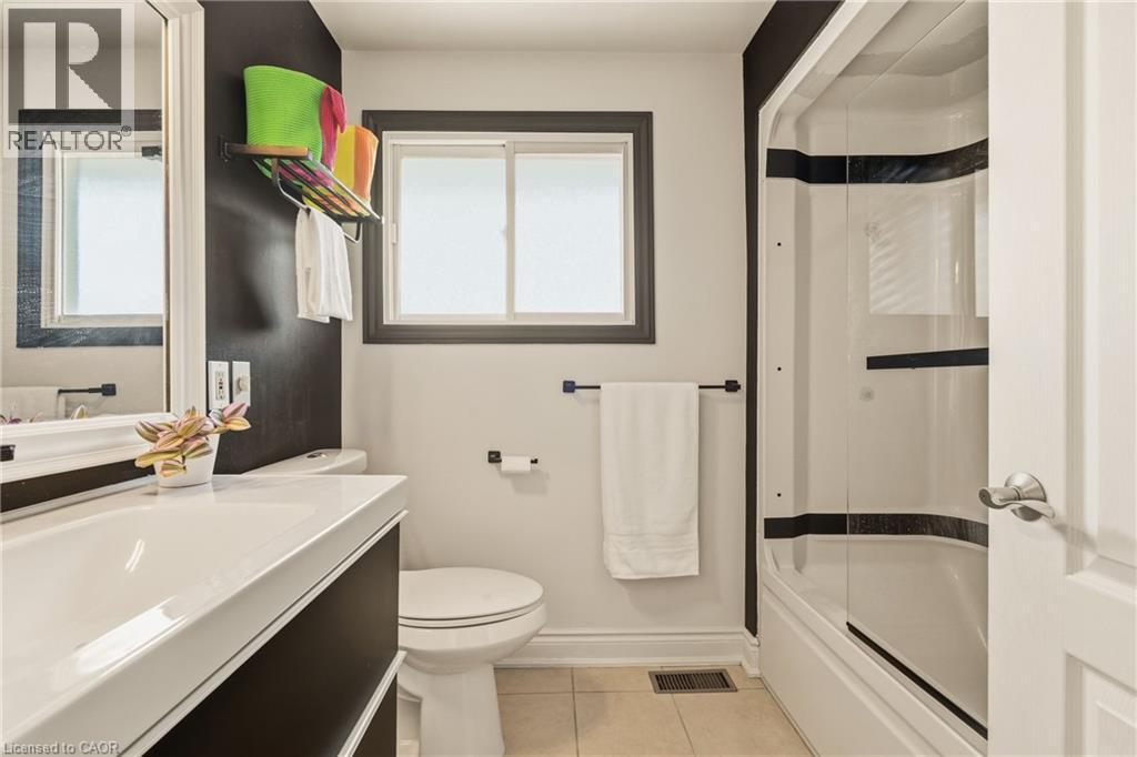 66 Skyline Drive, Dundas, ON - Indoor Photo Showing Bathroom