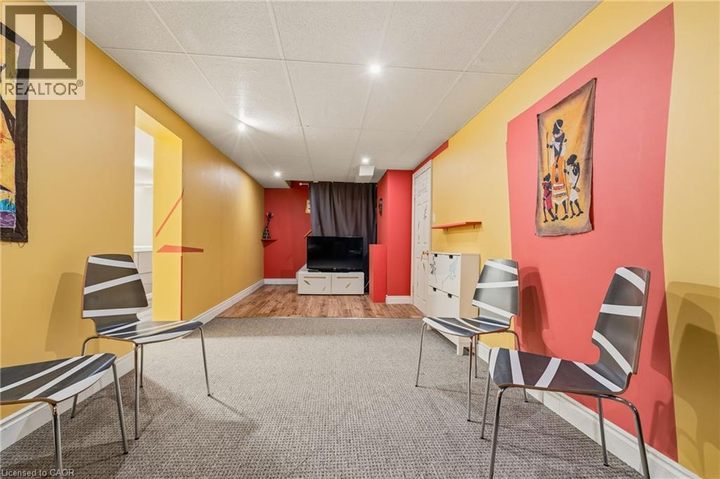 66 Skyline Drive, Dundas, ON - Indoor Photo Showing Other Room
