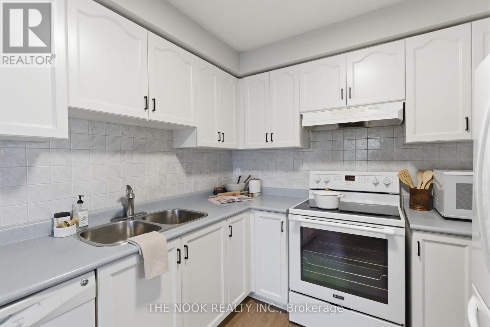 1139 Ridgemount Boulevard, Oshawa (Pinecrest), ON - Indoor Photo Showing Kitchen With Double Sink