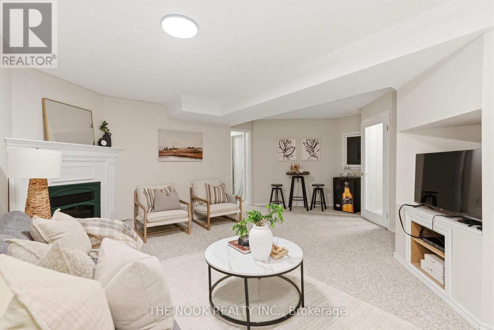 1139 Ridgemount Boulevard, Oshawa (Pinecrest), ON - Indoor Photo Showing Living Room With Fireplace