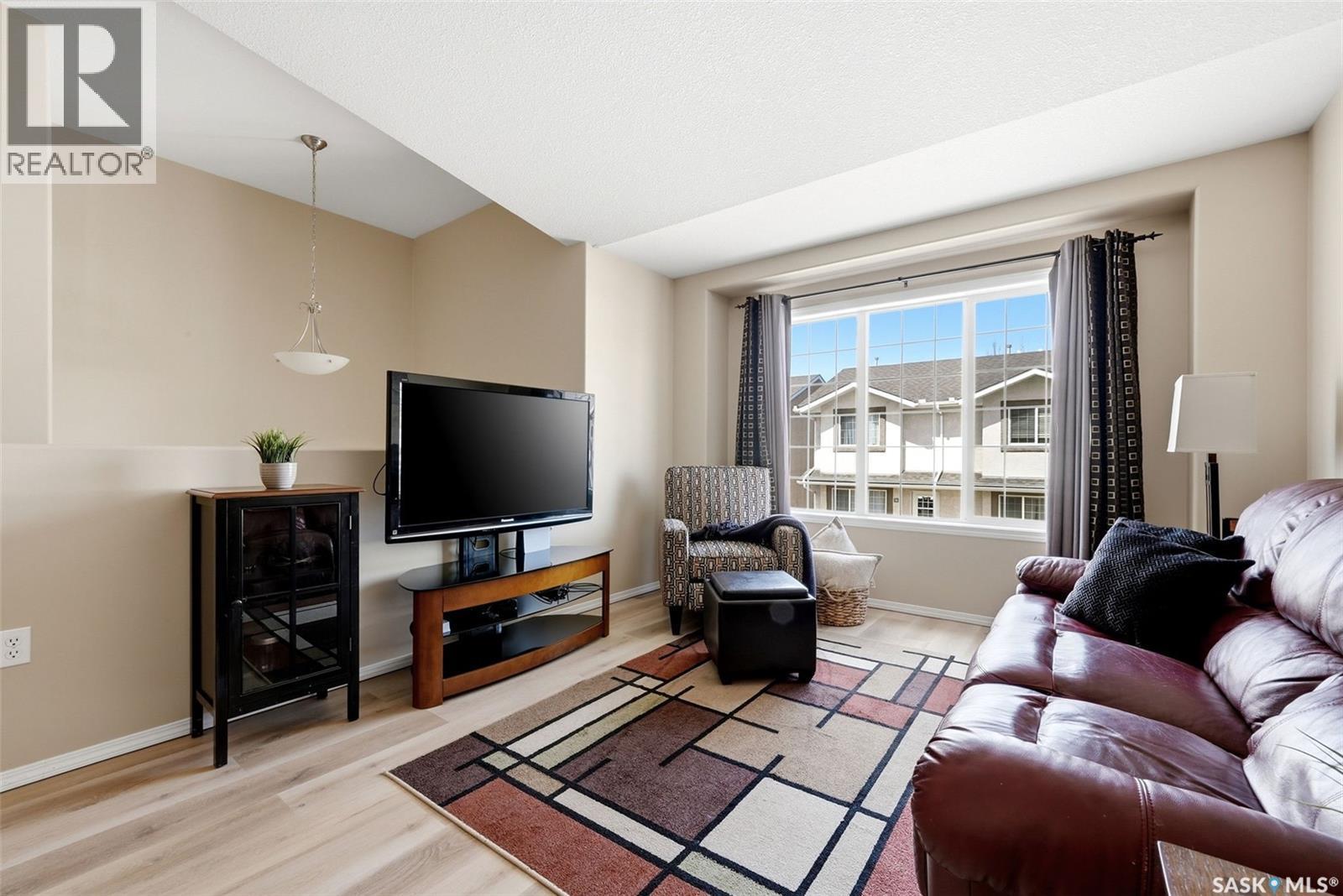 40 2751 Windsor Park Road, Regina, SK - Indoor Photo Showing Living Room