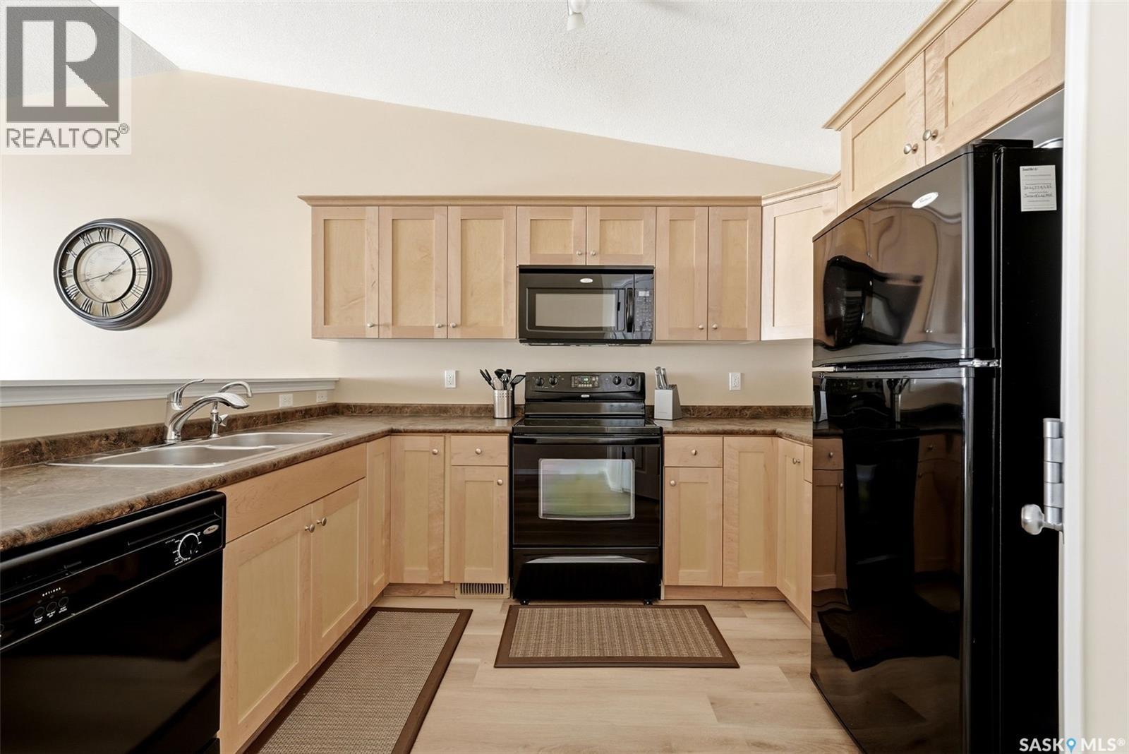 40 2751 Windsor Park Road, Regina, SK - Indoor Photo Showing Kitchen With Double Sink
