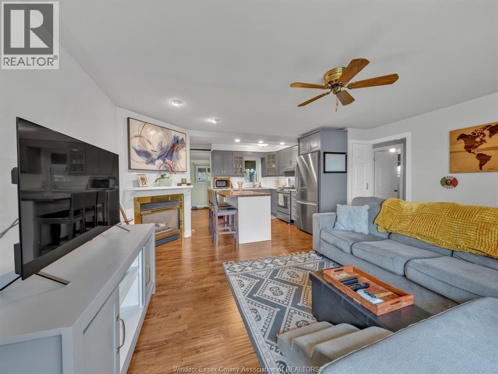 3647 Matchett, Windsor, ON - Indoor Photo Showing Living Room