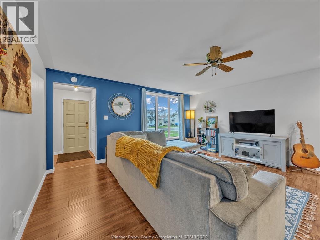 3647 Matchett, Windsor, ON - Indoor Photo Showing Living Room