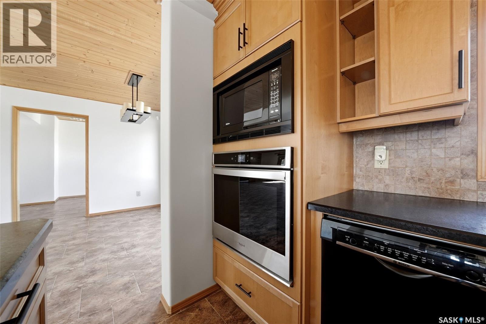 4 Bannister Avenue, Regina, SK - Indoor Photo Showing Kitchen