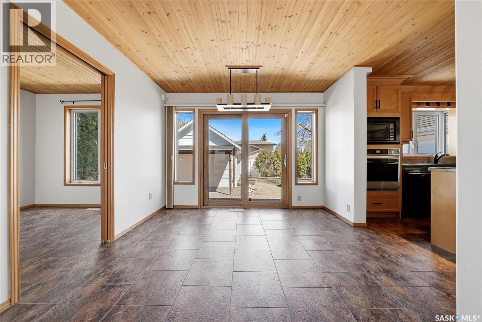4 Bannister Avenue, Regina, SK - Indoor