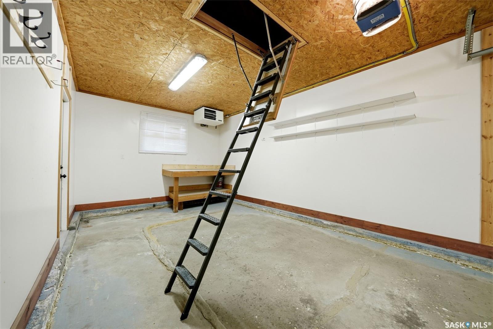 4 Bannister Avenue, Regina, SK - Indoor