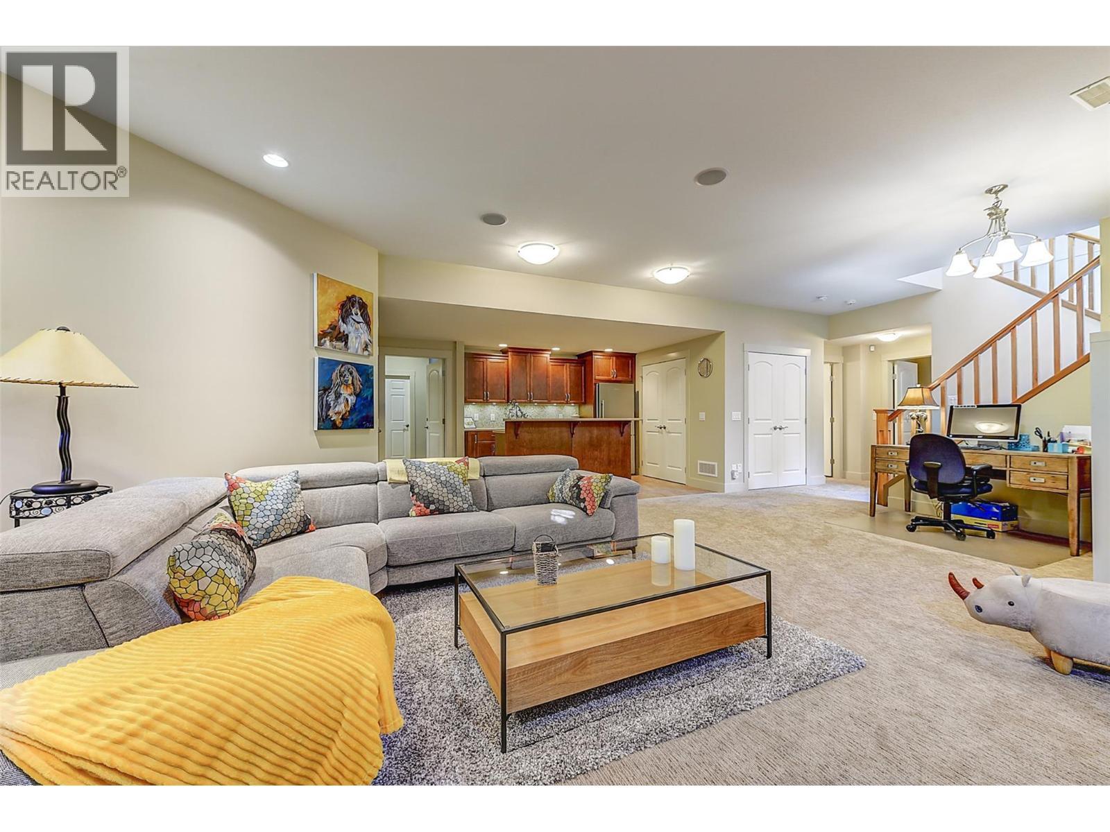 1147 Glenview Court, Kelowna, BC - Indoor Photo Showing Living Room