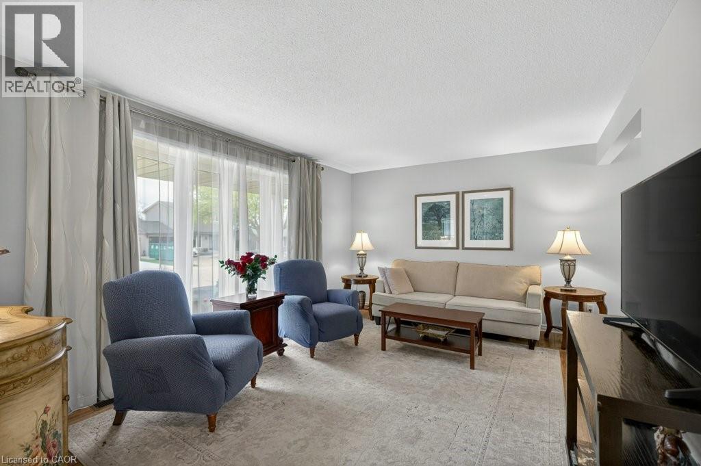 4 Camelot Drive, Hamilton, ON - Indoor Photo Showing Living Room