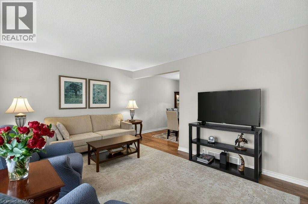 4 Camelot Drive, Hamilton, ON - Indoor Photo Showing Living Room