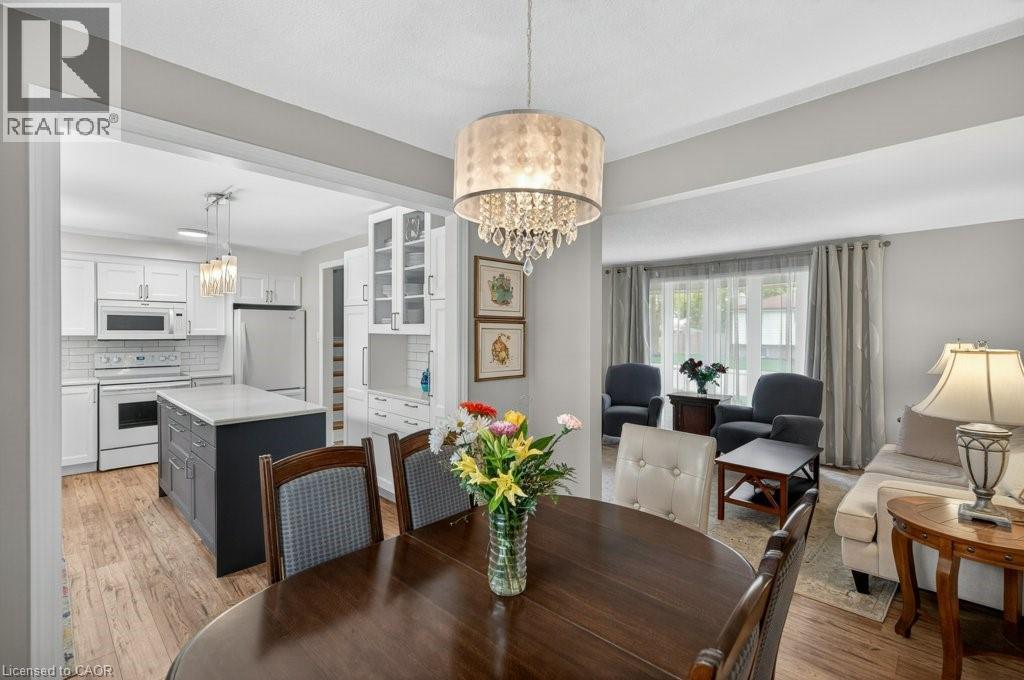 4 Camelot Drive, Hamilton, ON - Indoor Photo Showing Dining Room