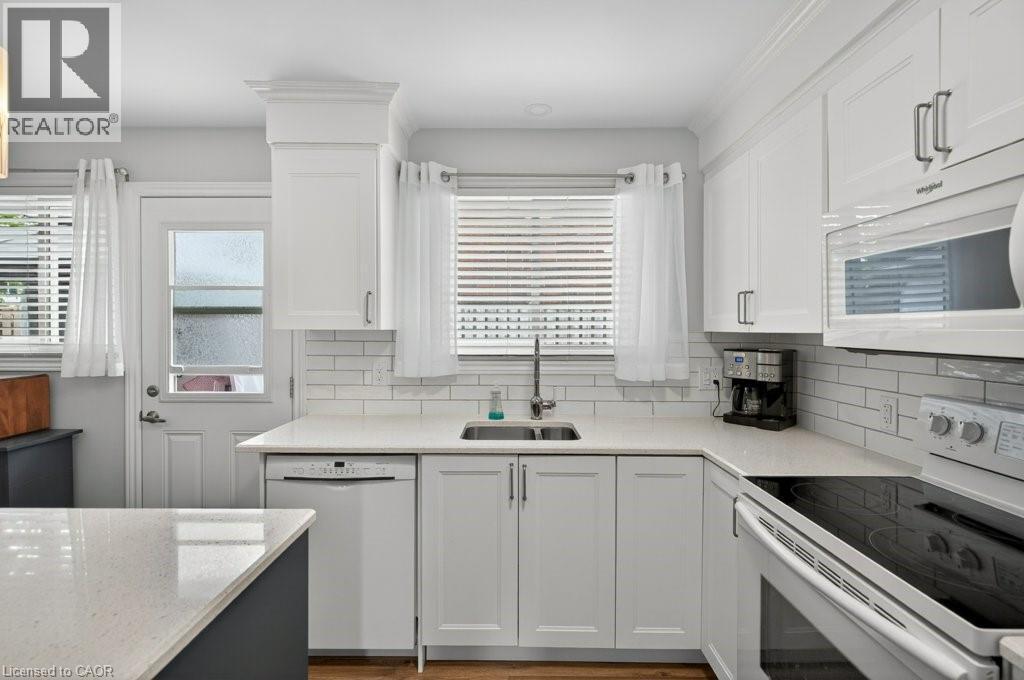 4 Camelot Drive, Hamilton, ON - Indoor Photo Showing Kitchen With Upgraded Kitchen