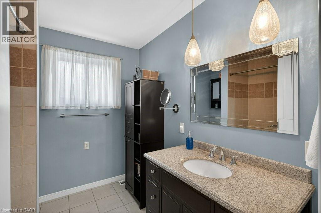 4 Camelot Drive, Hamilton, ON - Indoor Photo Showing Bathroom