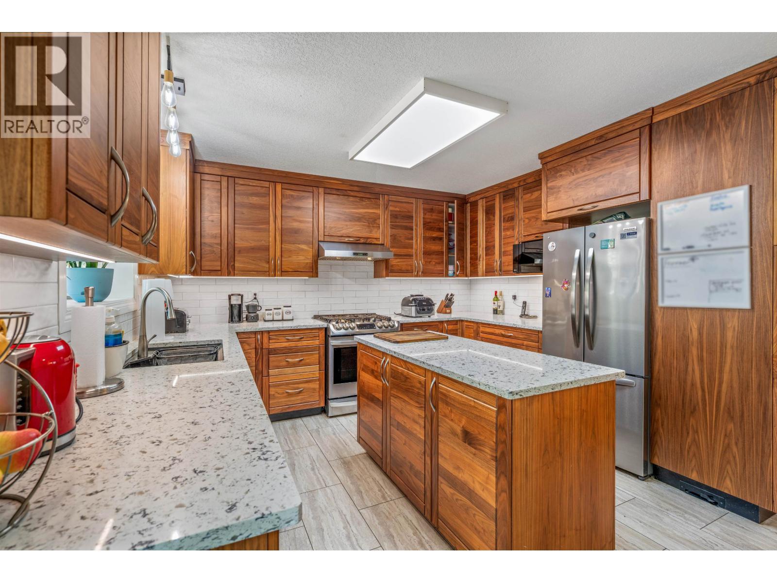 6765 Checkley Road, Prince George, BC - Indoor Photo Showing Kitchen With Double Sink