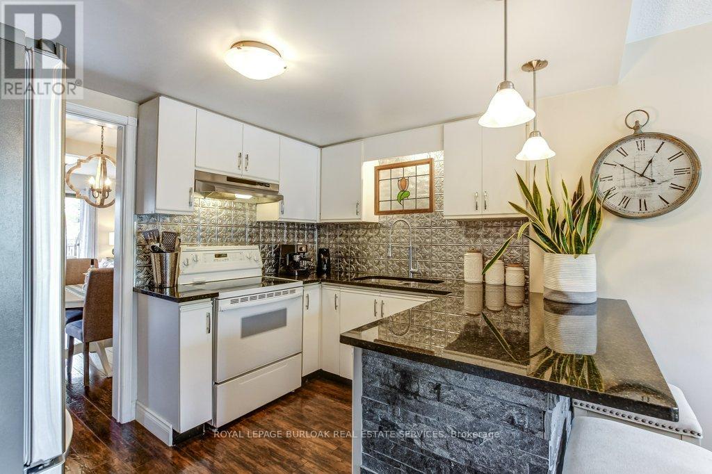 4 Edgewater Drive, Hamilton, ON - Indoor Photo Showing Kitchen