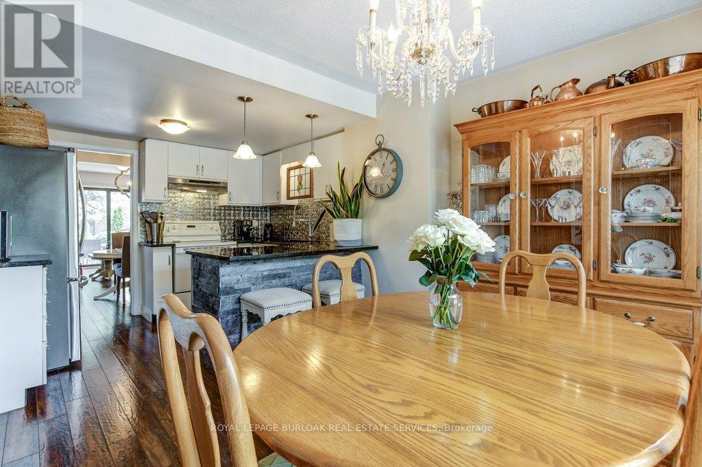 4 Edgewater Drive, Hamilton, ON - Indoor Photo Showing Dining Room