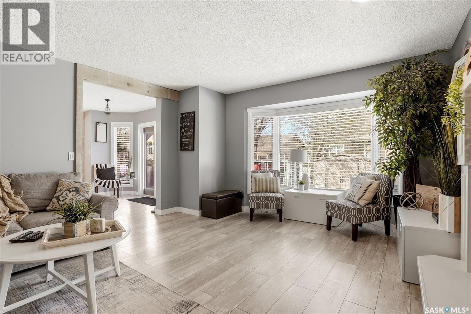 6954 Maple Brook Crescent, Regina, SK - Indoor Photo Showing Living Room