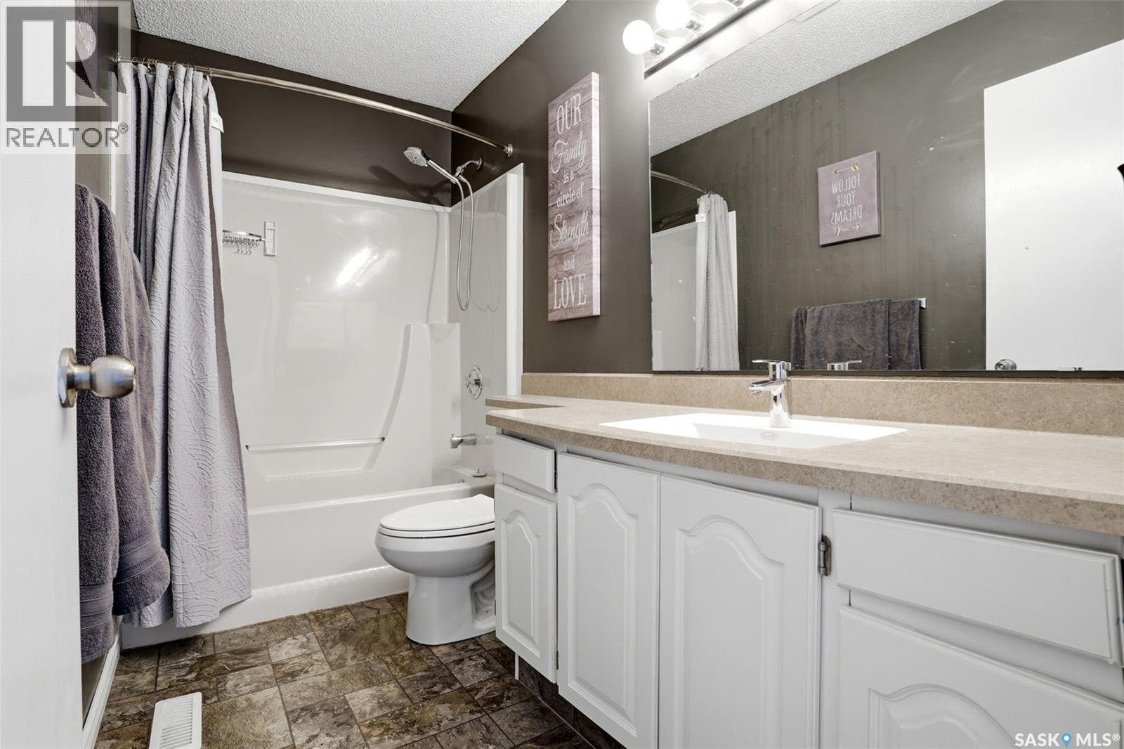 6954 Maple Brook Crescent, Regina, SK - Indoor Photo Showing Bathroom