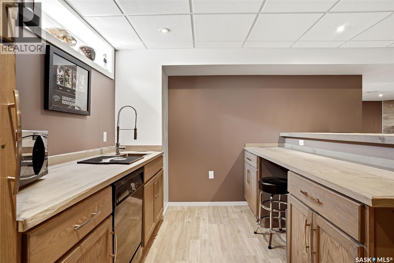 6954 Maple Brook Crescent, Regina, SK - Indoor Photo Showing Kitchen