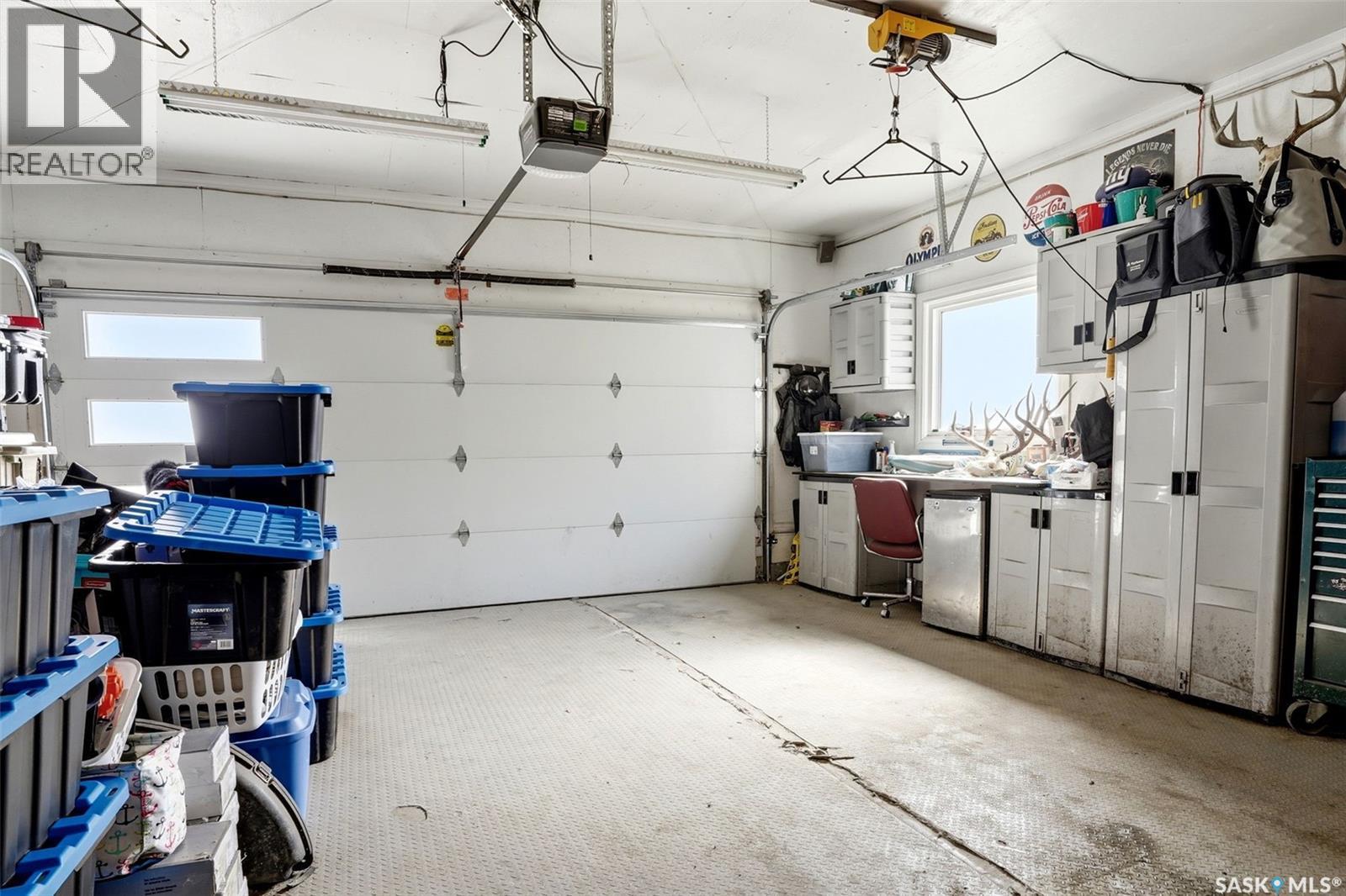 6954 Maple Brook Crescent, Regina, SK - Indoor Photo Showing Garage