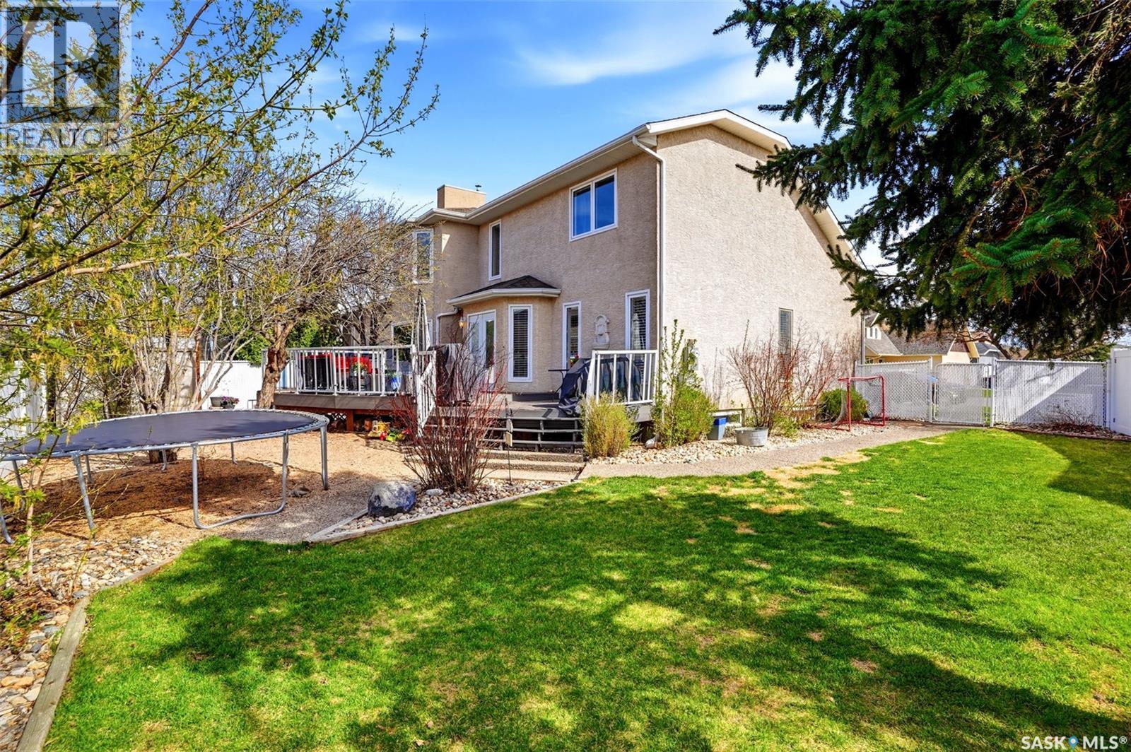 6954 Maple Brook Crescent, Regina, SK - Outdoor