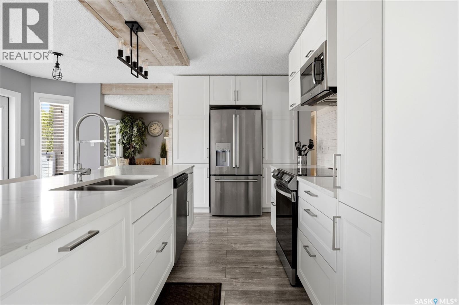 6954 Maple Brook Crescent, Regina, SK - Indoor Photo Showing Kitchen With Double Sink With Upgraded Kitchen