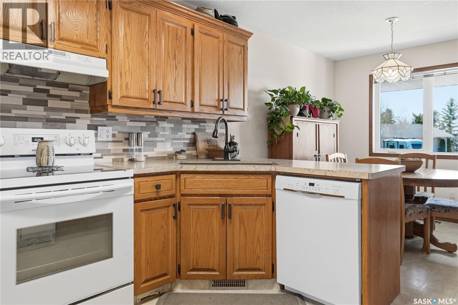 403 Willow Bay, Balgonie, SK - Indoor Photo Showing Kitchen