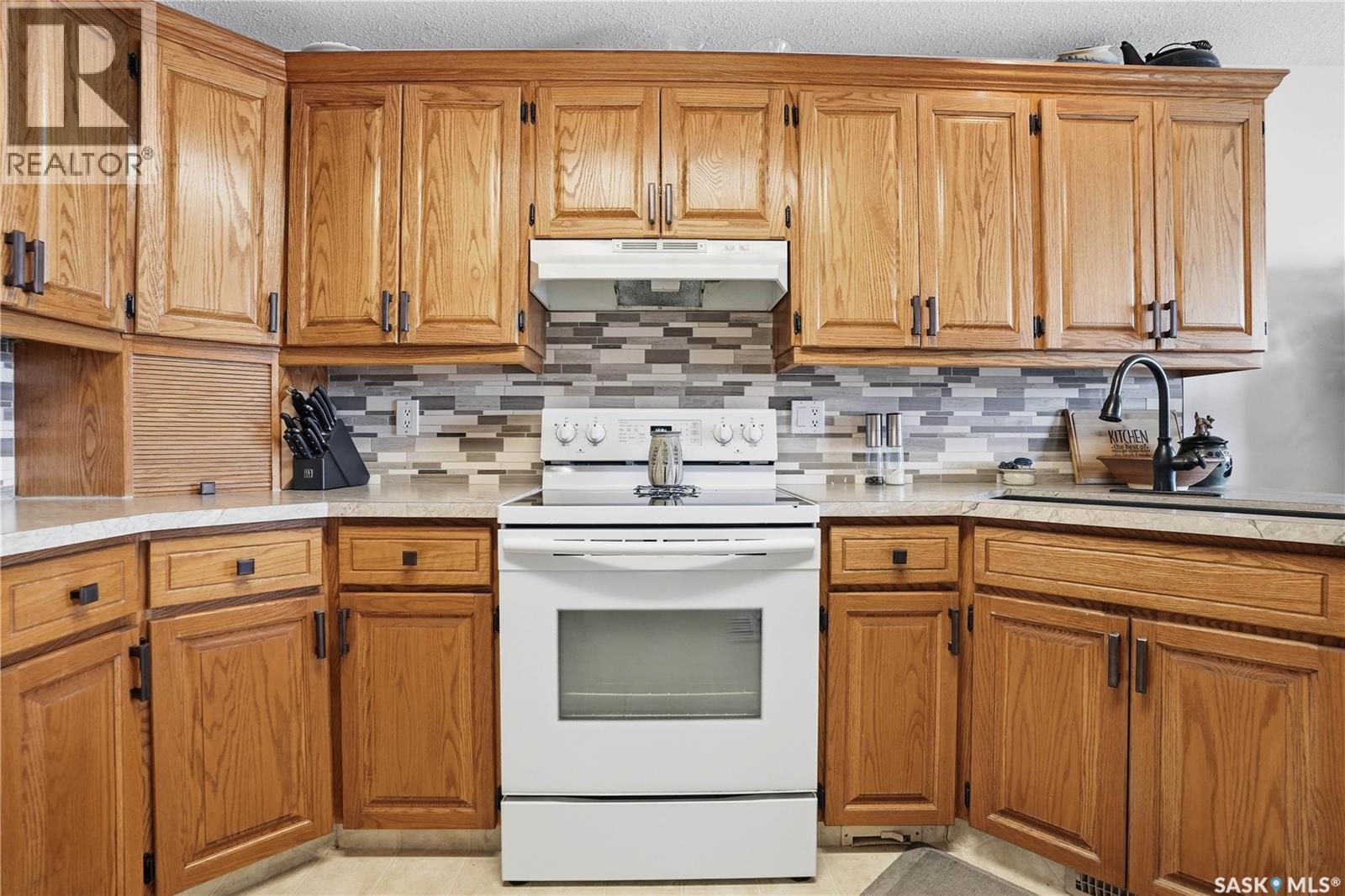 403 Willow Bay, Balgonie, SK - Indoor Photo Showing Kitchen