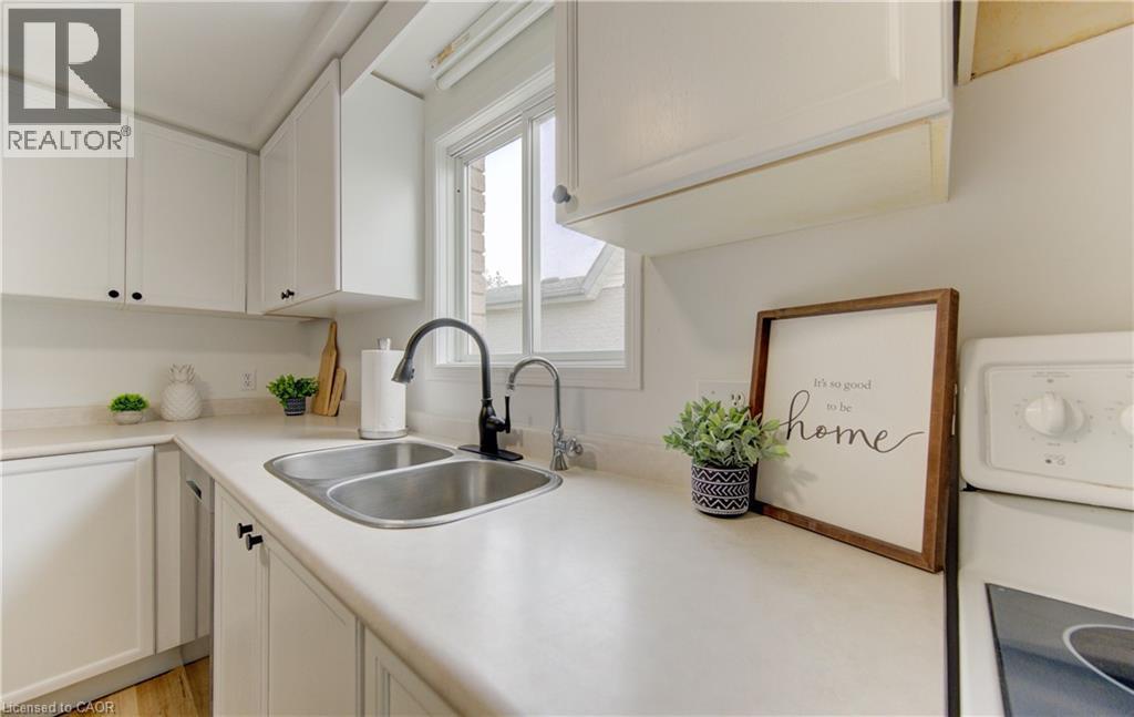 38 Cassidy Court, Cambridge, ON - Indoor Photo Showing Kitchen With Double Sink