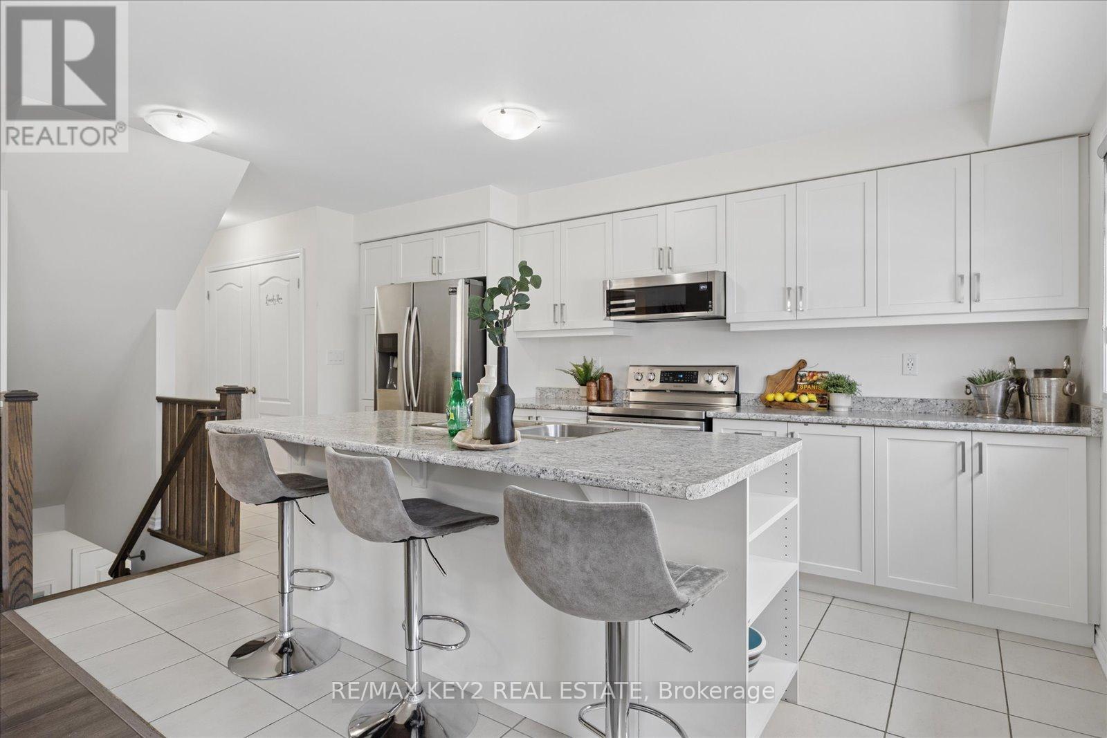 2417 Fall Harvest Crescent, Pickering, ON - Indoor Photo Showing Kitchen With Upgraded Kitchen
