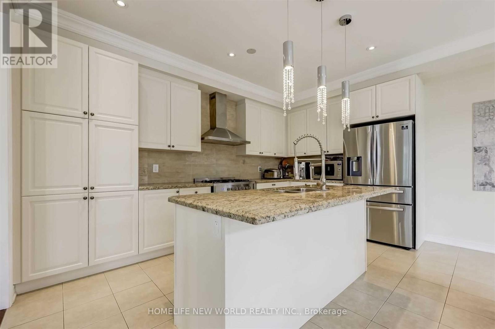 48 Roy Harper Avenue, Aurora, ON - Indoor Photo Showing Kitchen With Stainless Steel Kitchen With Double Sink With Upgraded Kitchen