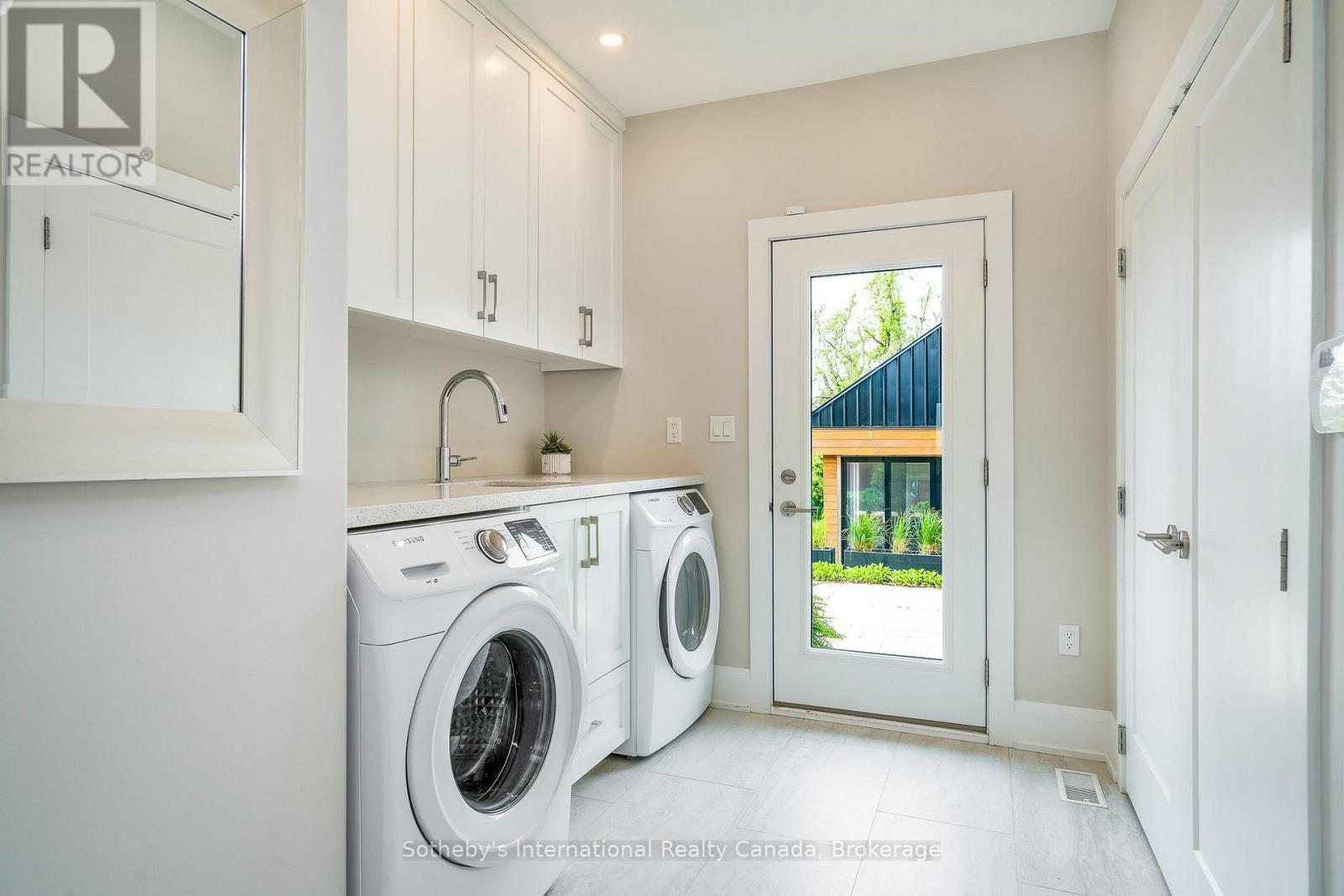 2566 5 Concession S, Clearview, ON - Indoor Photo Showing Laundry Room