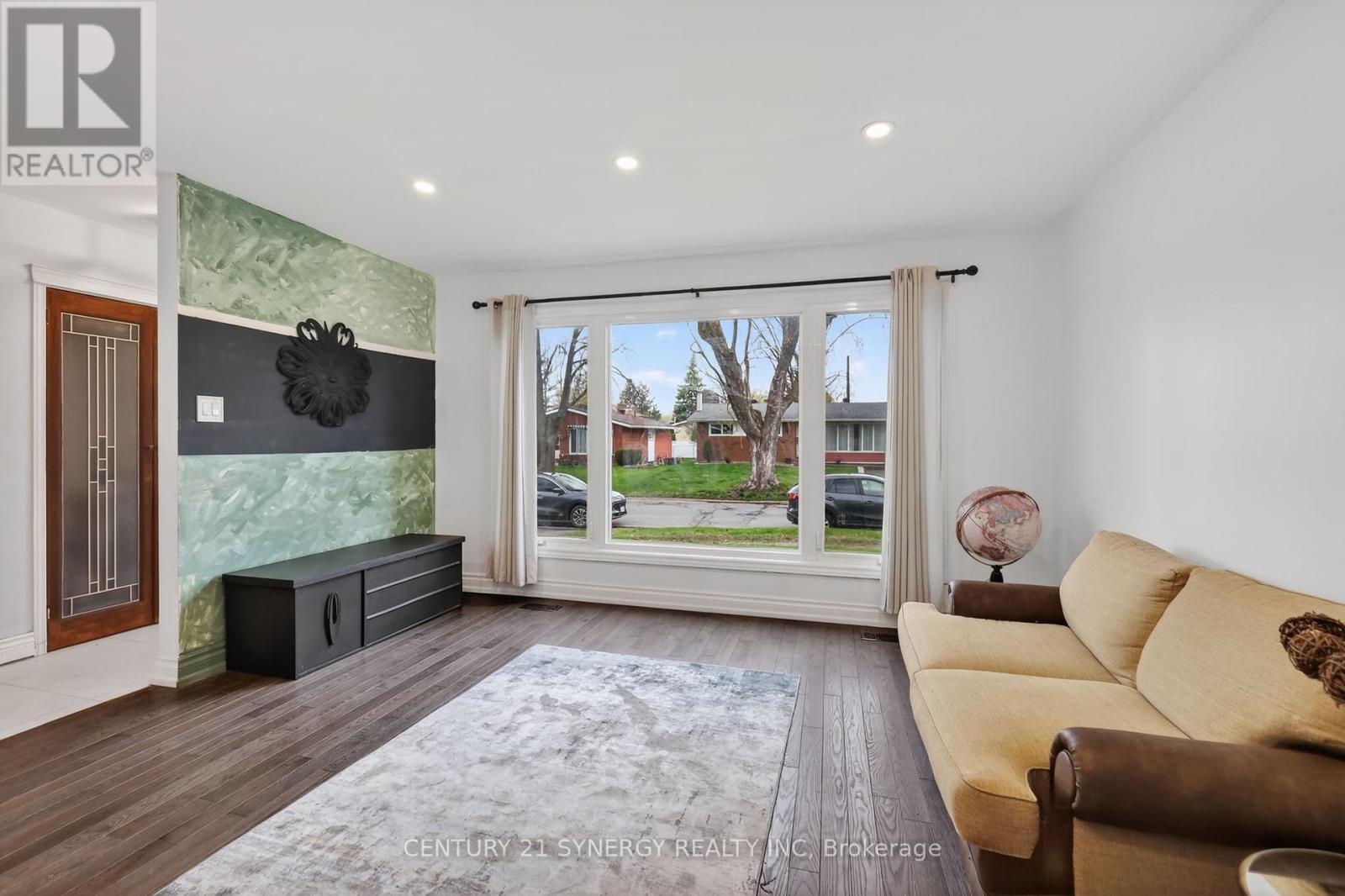 2358 Joliffe Street, Ottawa, ON - Indoor Photo Showing Living Room