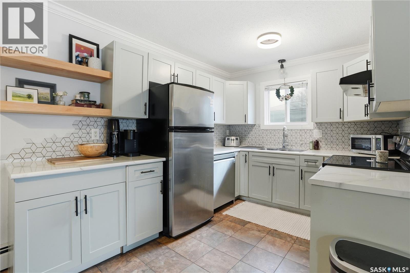 A 1014 Colony Street, Saskatoon, SK - Indoor Photo Showing Kitchen With Upgraded Kitchen