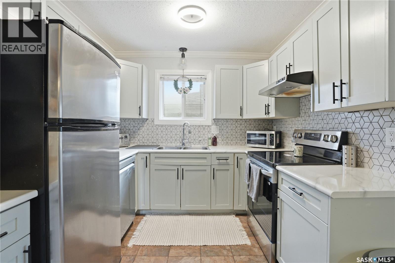 A 1014 Colony Street, Saskatoon, SK - Indoor Photo Showing Kitchen With Upgraded Kitchen