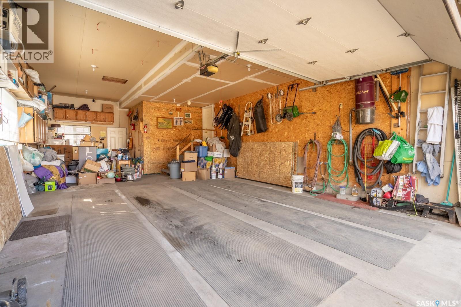2346 Mcgregor Place, Regina, SK - Indoor Photo Showing Garage
