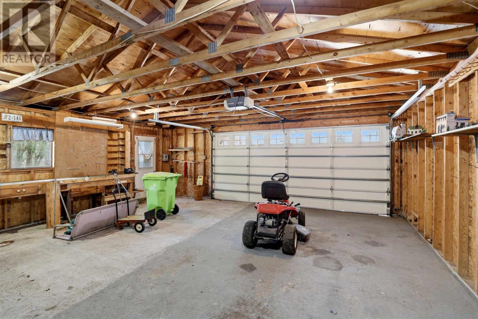 4562 Second Lin W, Prince Township, ON - Indoor Photo Showing Garage